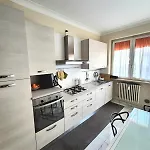 Arrivasti Stays, Spacious In Centre شقة