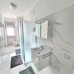 Arrivasti Stays, Spacious In Centre شقة