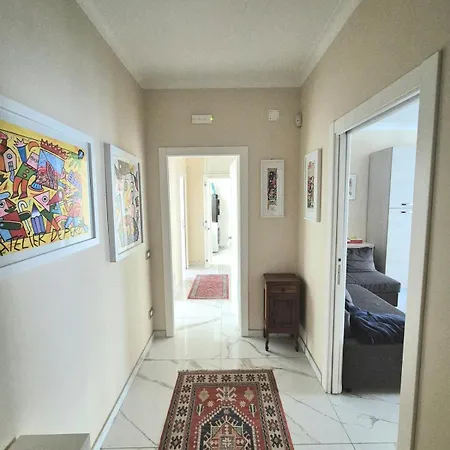 Arrivasti Stays, Spacious In Centre شقة