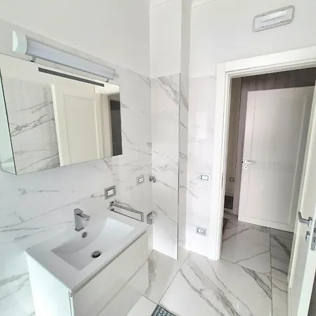 Arrivasti Stays, Spacious In Centre ميلان