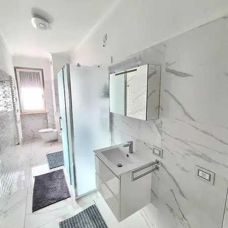Arrivasti Stays, Spacious In Centre Apartman